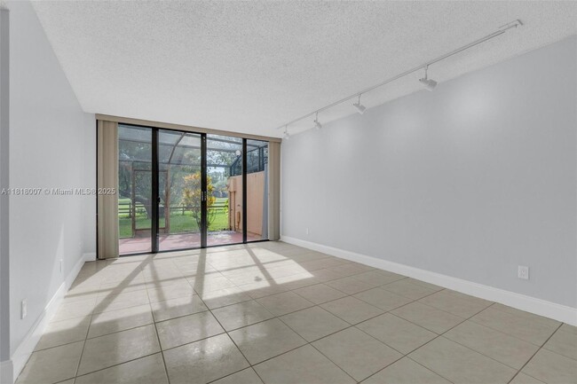 Building Photo - 1341 E Golfview Dr