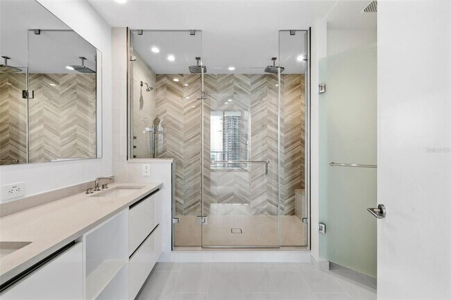 Building Photo - 400 Central Ave