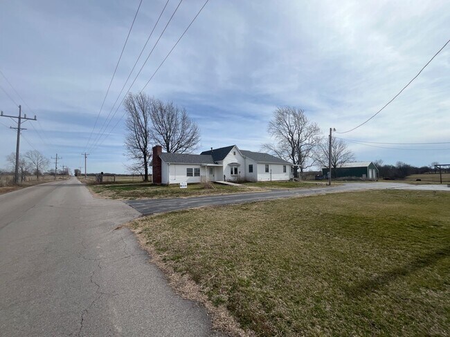 Building Photo - Country living at a great Price.