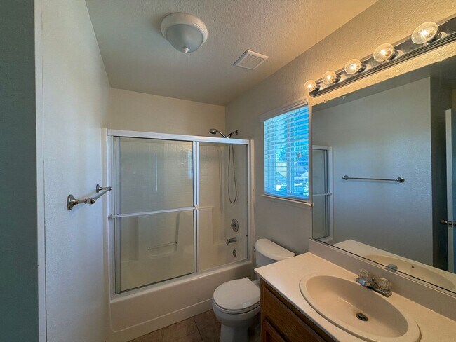 Building Photo - GREAT CORNER LOCATION IN CENTRAL BRENTWOOD