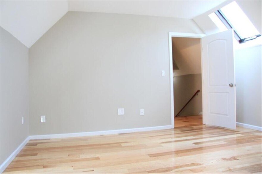 Building Photo - 25 Bow St