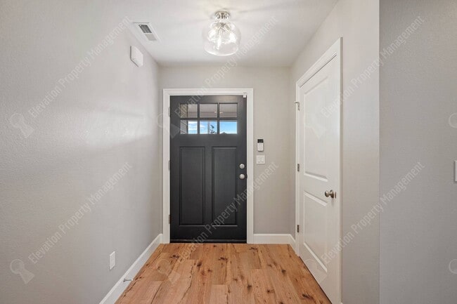 Building Photo - 3BR - 2BA Modern Living in a Quiet Cul-de-Sac