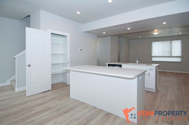 Building Photo - 999 W 360 S