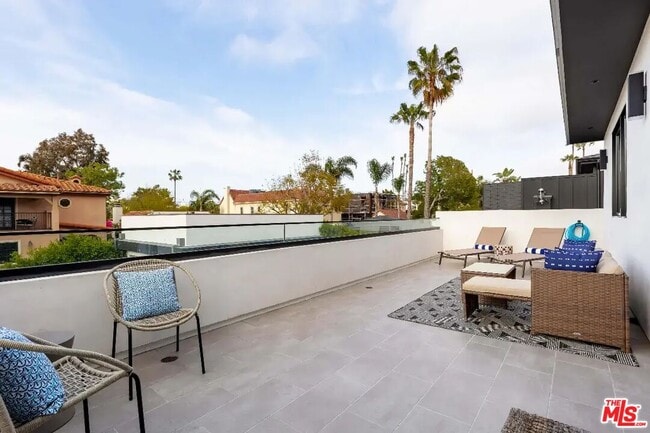 Building Photo - 6201 Lindenhurst Ave