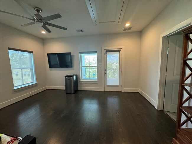 Building Photo - 412 N Live Oak St