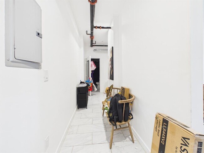 Building Photo - 1010 W 26th St