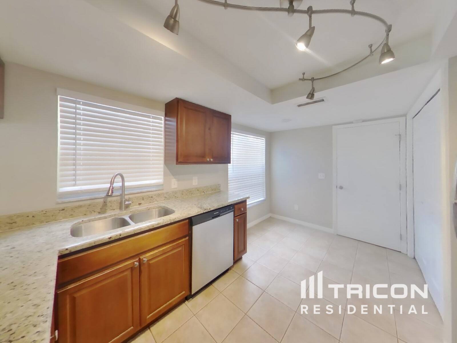 Building Photo - 1028 Hardwood Dr