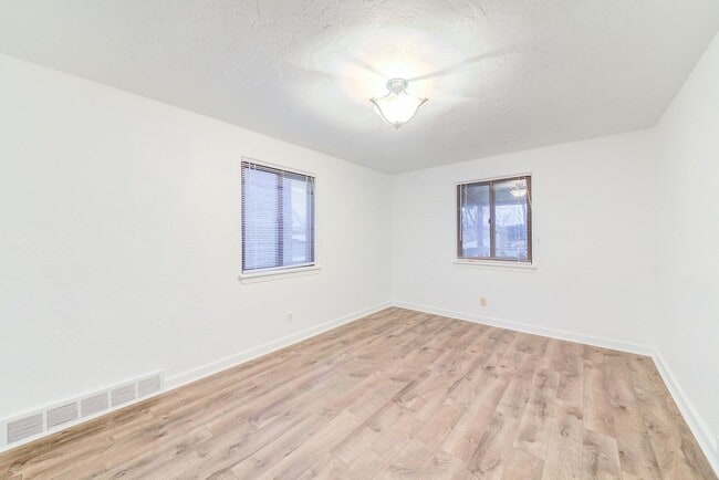 Building Photo - Amazing 3 bedroom home in South side available May 1!