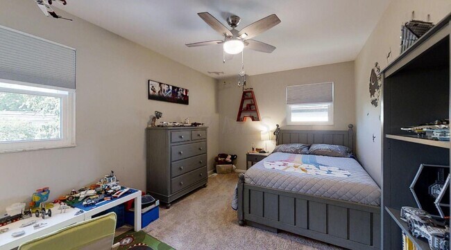 Building Photo - 303 Greenglade Ave