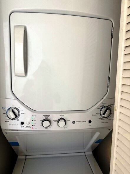 Building Photo - 8889 Caminito Plz