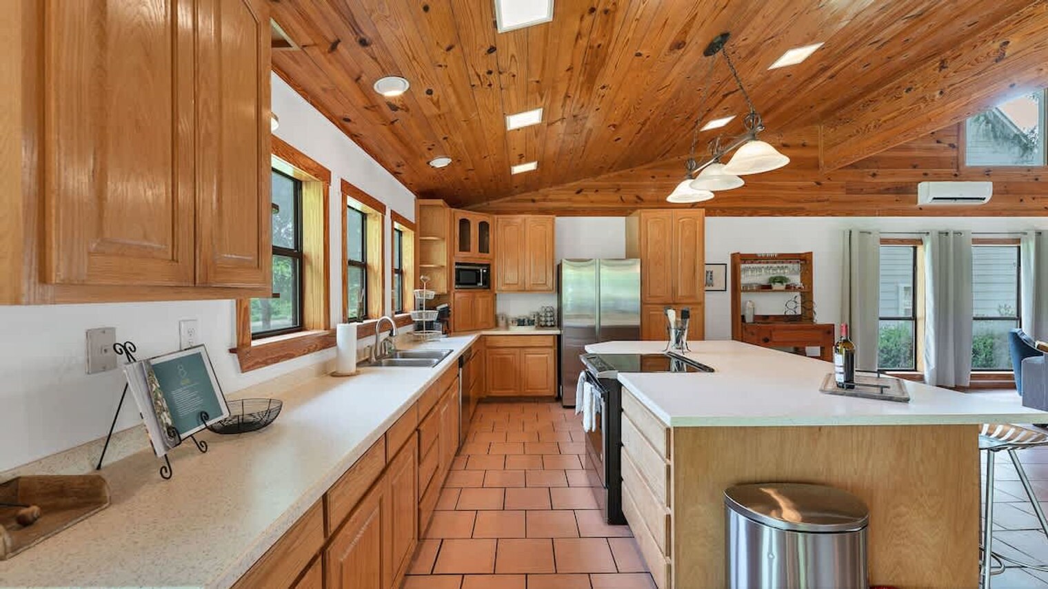 Building Photo - 302 Shangrila Ln