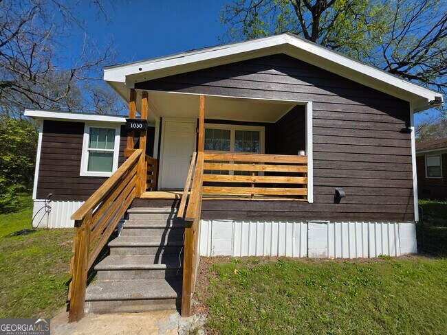 Building Photo - 1030 Dennis St