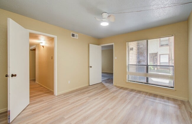Building Photo - 9000 Bissonnet St