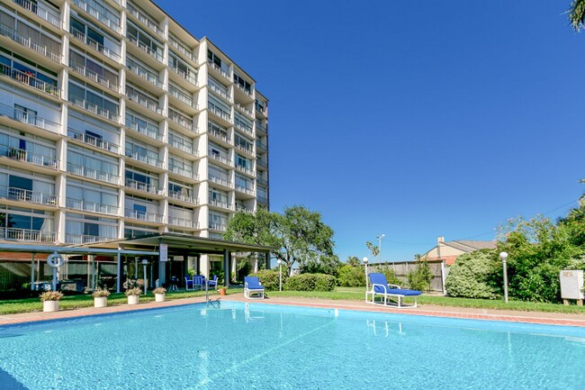Building Photo - 4600 Ocean Dr
