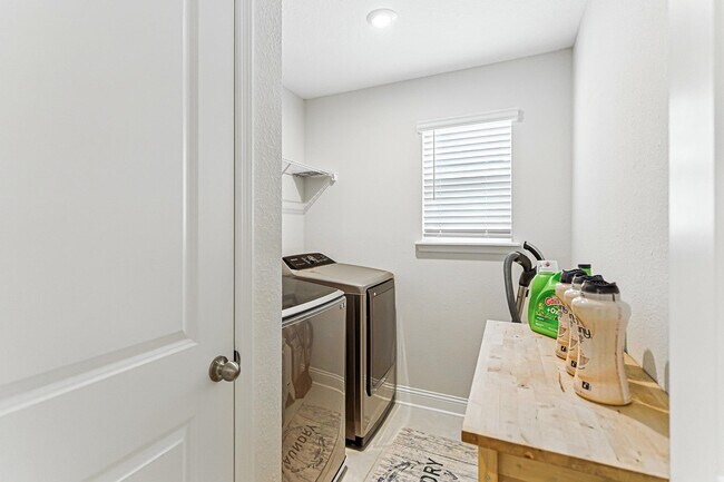 Building Photo - 105 Meadow Creek Dr
