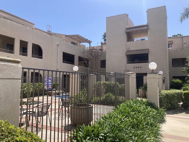 Building Photo - 6960 Hyde Park Dr