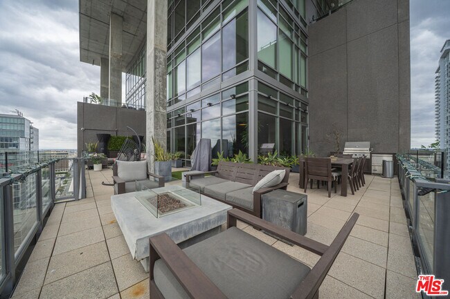 Building Photo - 1100 S Hope St