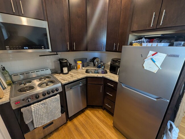 Building Photo - Fully Renovated Studio in Albany Park! Gre...