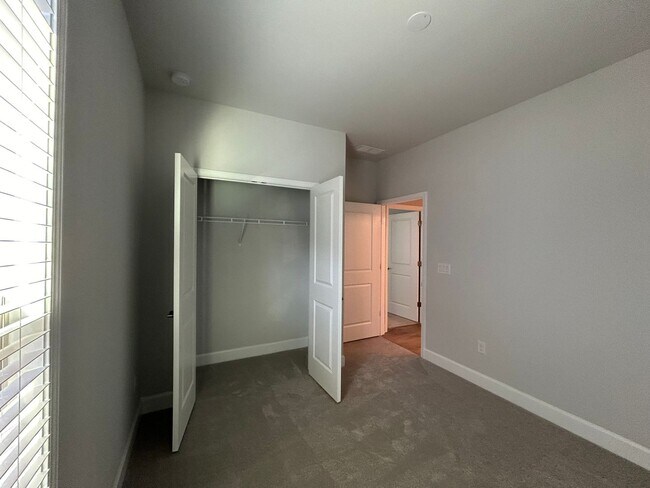 Building Photo - 450 Bandon Wy