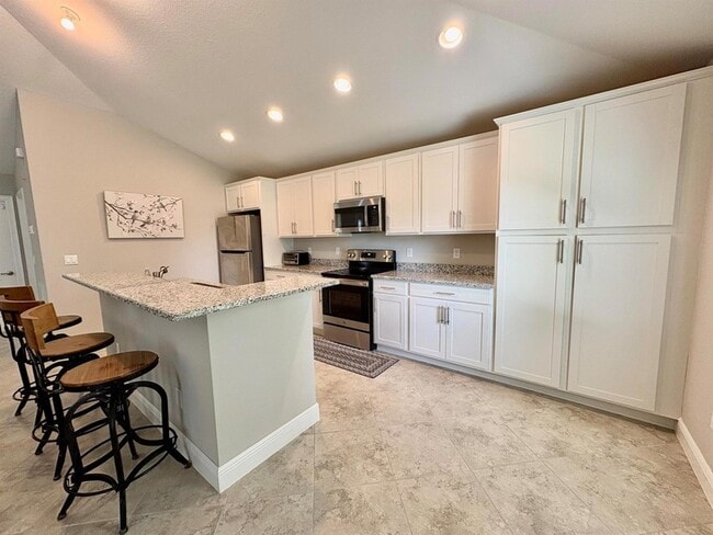 Building Photo - 713 SE East Ave