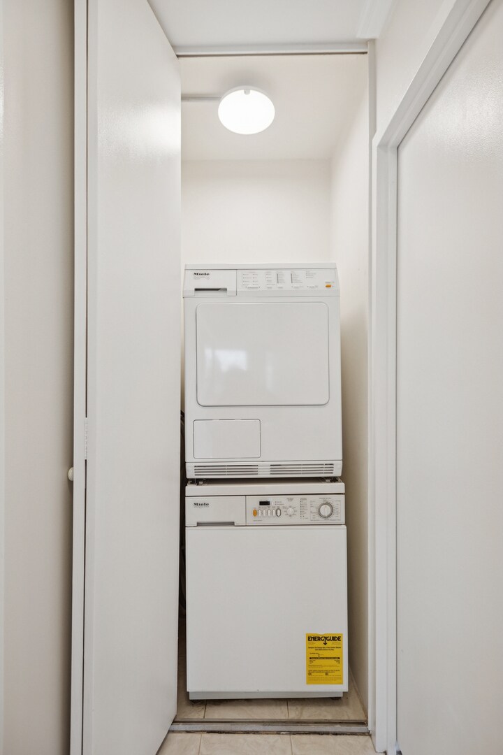 Building Photo - 1560 N Sandburg Ter