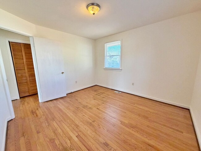 Building Photo - 3 Bedroom Brick Rancher in North Chesterfield