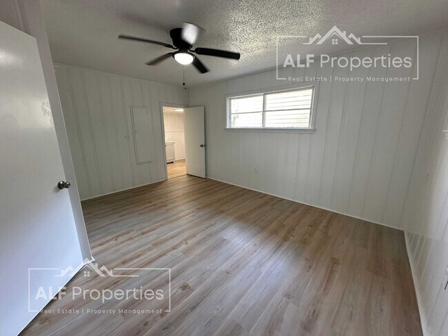 Building Photo - Newly Renovated 1 Bedroom Apartment – Walk...