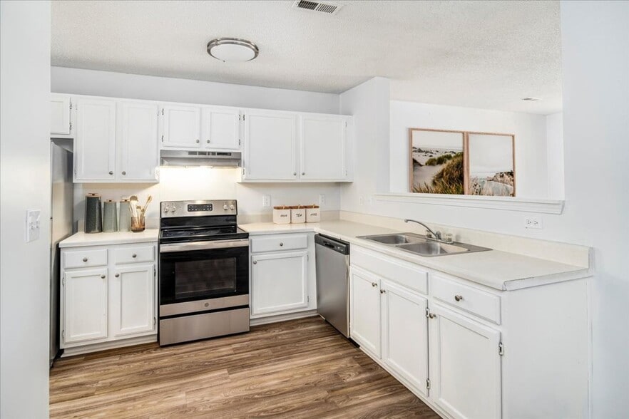 Building Photo - Meadowbrook at Kings Grant