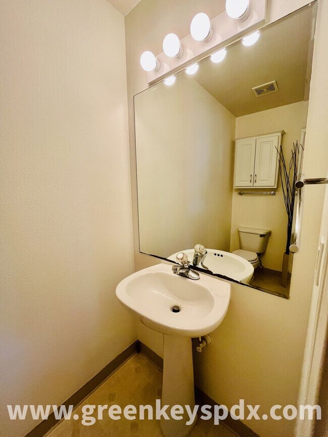 Building Photo - 3 Bedroom, 2.5 Bathroom Townhouse in N Por...