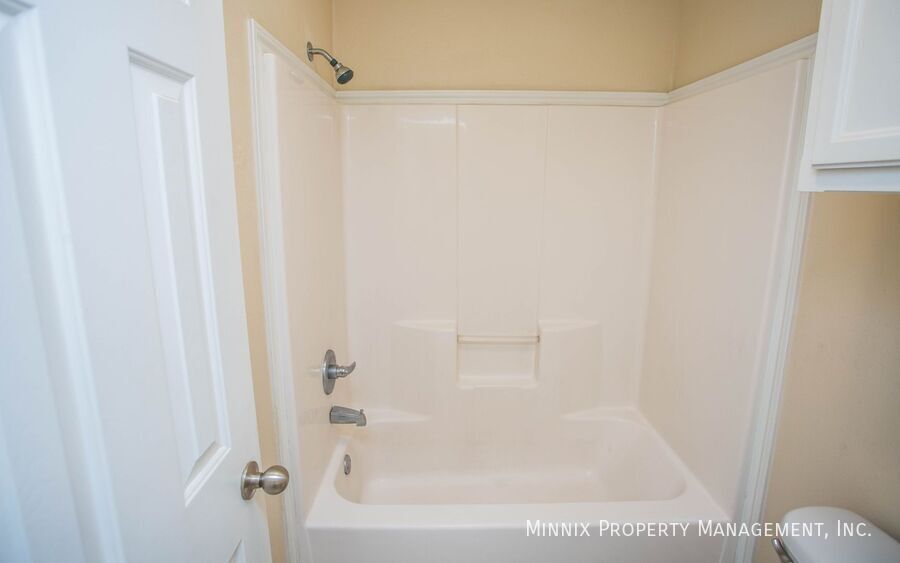 Building Photo - 9910 Weatherford Ave