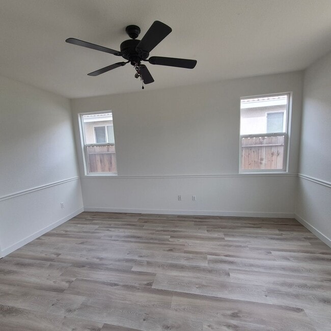 Building Photo - New Flooring throughout; Nice Elk Grove 3 bedroom home! Single story