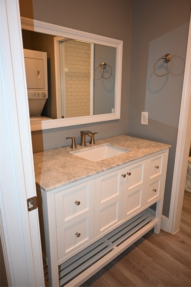 Building Photo - 510 Glen Cove Blvd