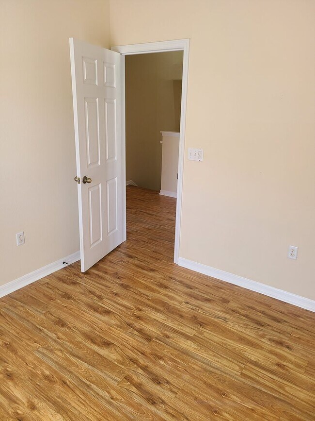 Building Photo - Spacious 3br 2.5ba Townhome in North Saint Petersburg