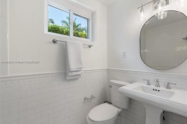 Building Photo - 1033 W 47th St