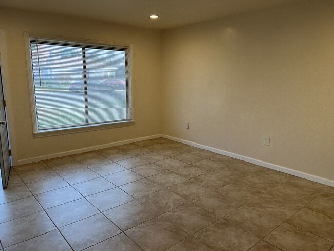 Building Photo - 718 Charlana Dr