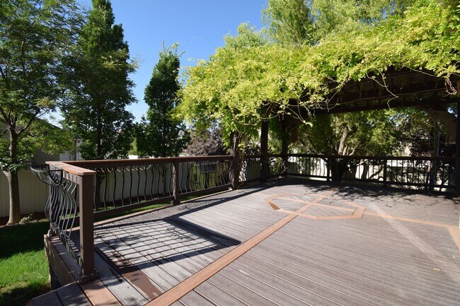 Building Photo - Beautiful 6 Bedroom Home in Riverton!