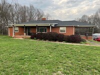 Building Photo - Spacious All Brick 3 Bed/2 Bath Ranch Home - Large Lot (approx. 1.75 acres) - Fenced Backyard - 3...