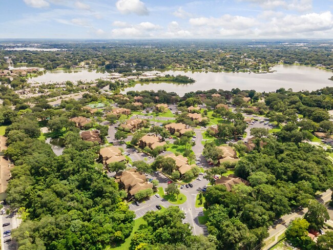 Building Photo - 1/1 Condo in GATED ~ LAKEFRONT community i...