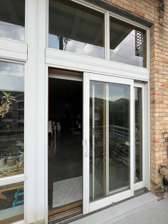 Building Photo - 2124 E 6th St