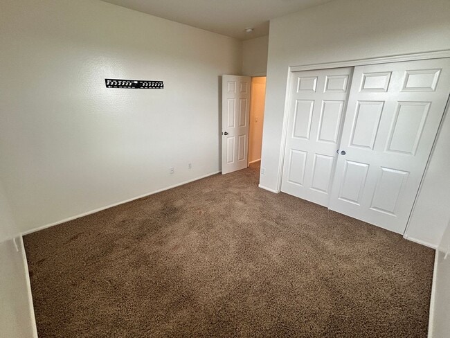 Building Photo - Spacious 4 Bedroom, 3 Bath Two-Story Glend...