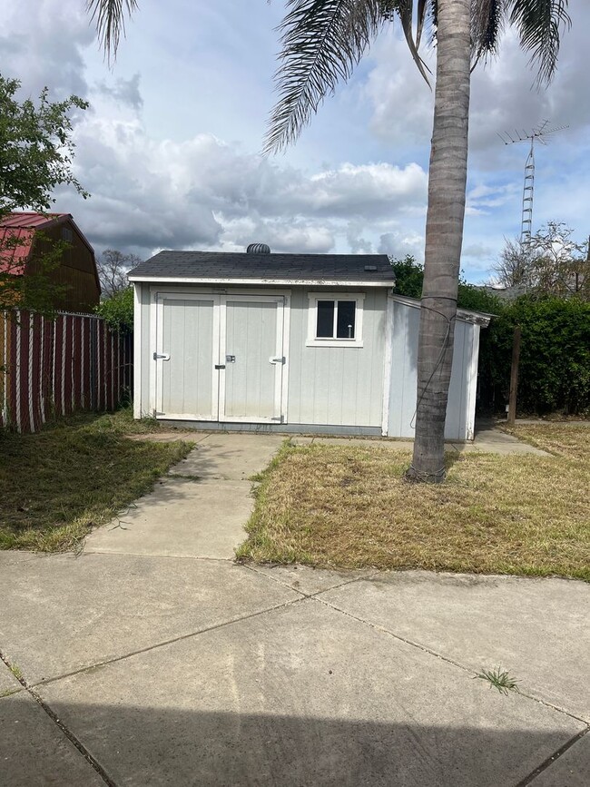 Building Photo - 3 Bedroom Home - Move in Special $200.00 o...