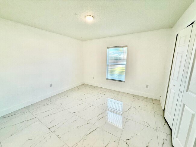 Building Photo - 205 SW Chelsea Terrace