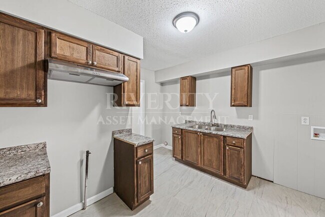 Building Photo - Big 4 bedroom, 1-Bathroom Home In Frayser!...