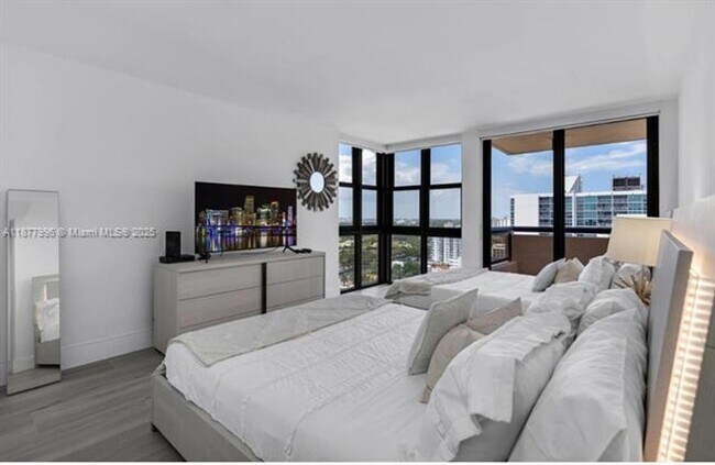 Building Photo - 2555 Collins Ave