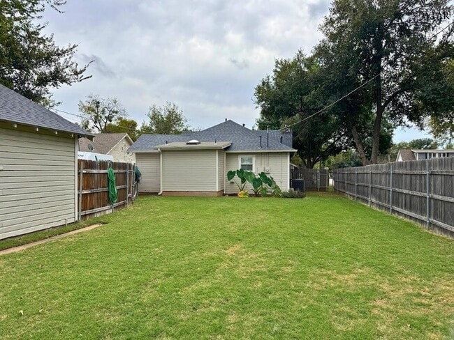 Building Photo - 1716 Victory Ave