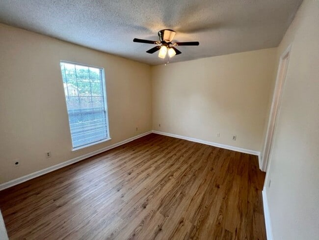 Building Photo - 3x2 Cottage Style Duplex, South Murfreesboro