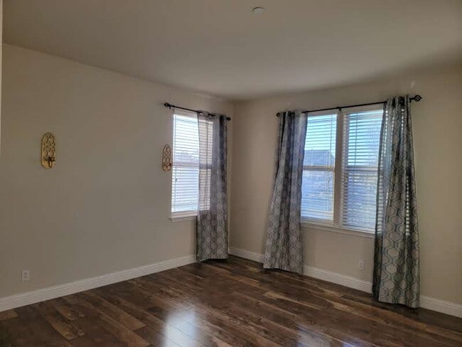 Building Photo - 469 Hawk Dr