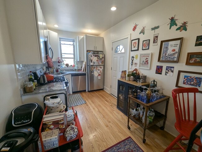 Building Photo - Newly Renovated 1 Bedroom in Rogers Park/L...