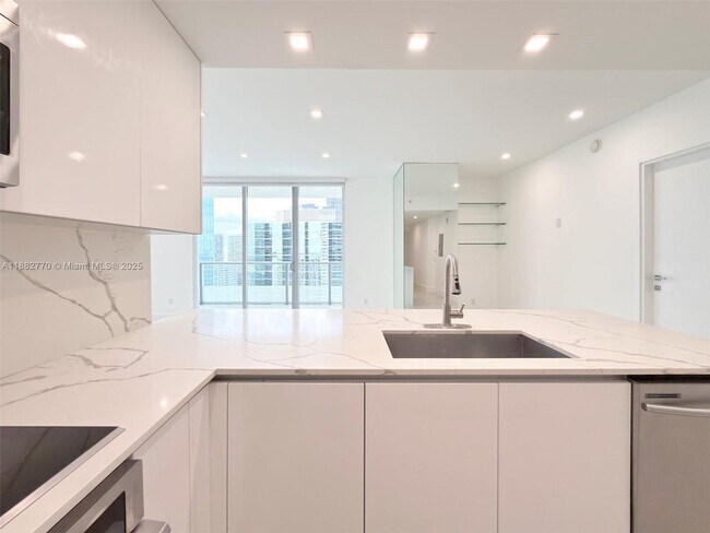 Building Photo - 1300 Brickell Bay Dr