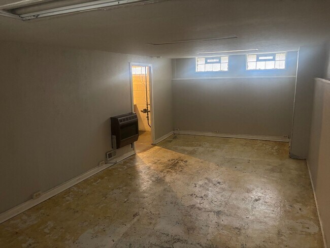 Building Photo - Move-In Ready 3BR Home w/ Fireplace, Garage & Basement – Cleveland